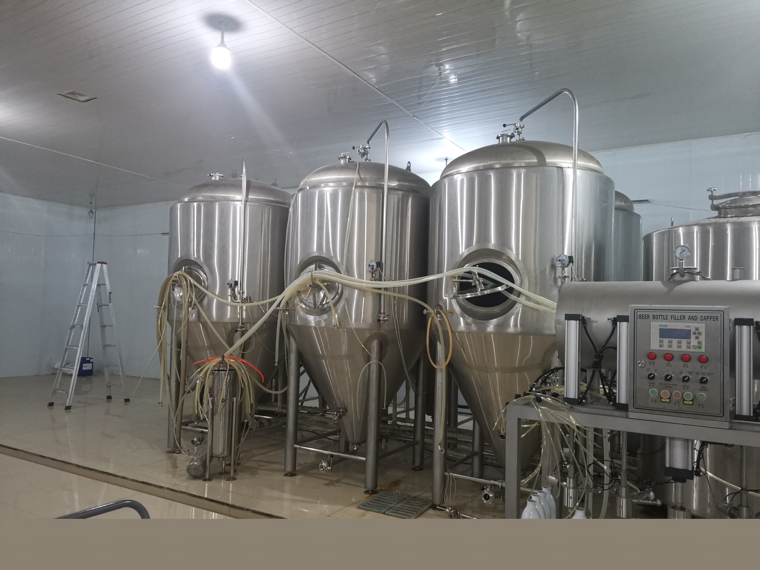 成都 2000L兩器+熱水精釀啤酒設(shè)備