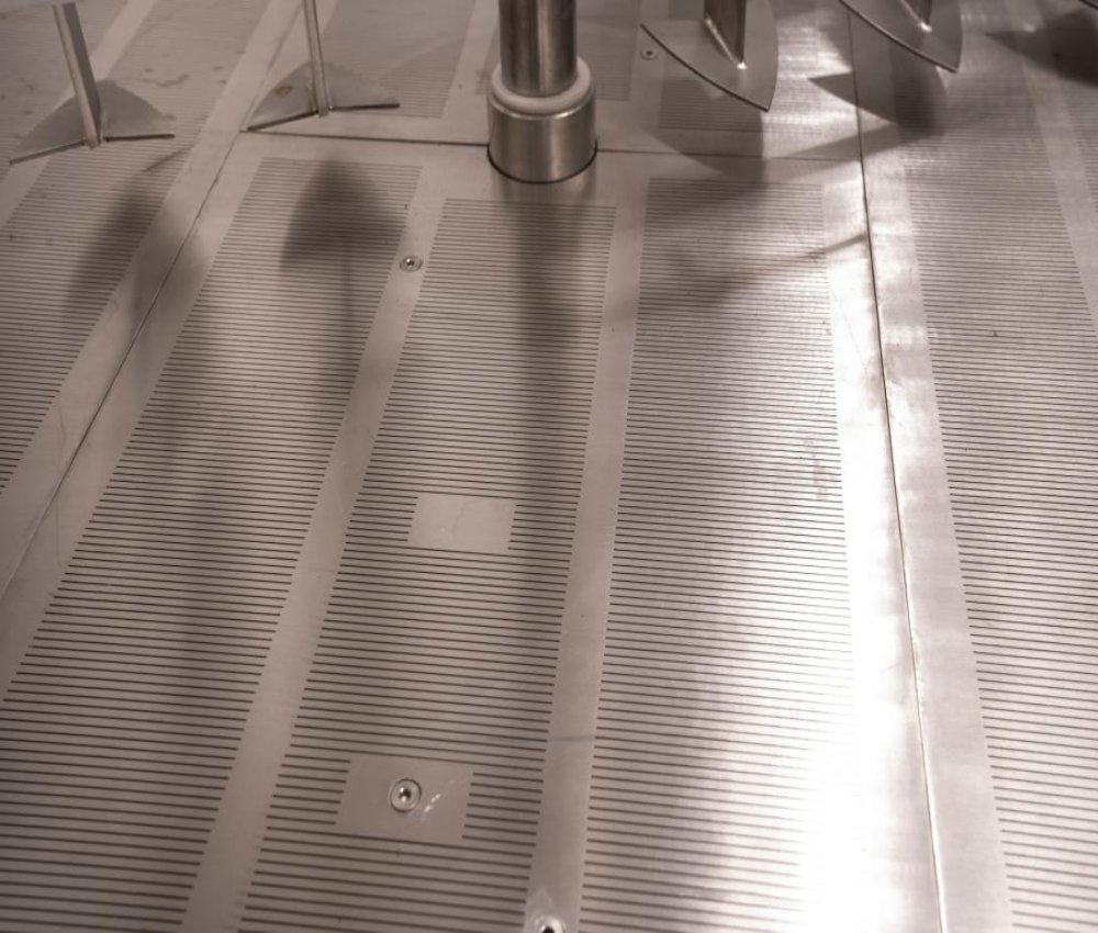 啤酒設(shè)備過濾罐內(nèi)的濾板被耕刀刮起是怎么回事？