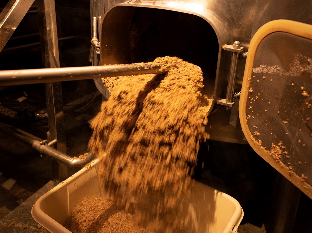 如何將釀酒產(chǎn)生的污水污物變廢為寶？